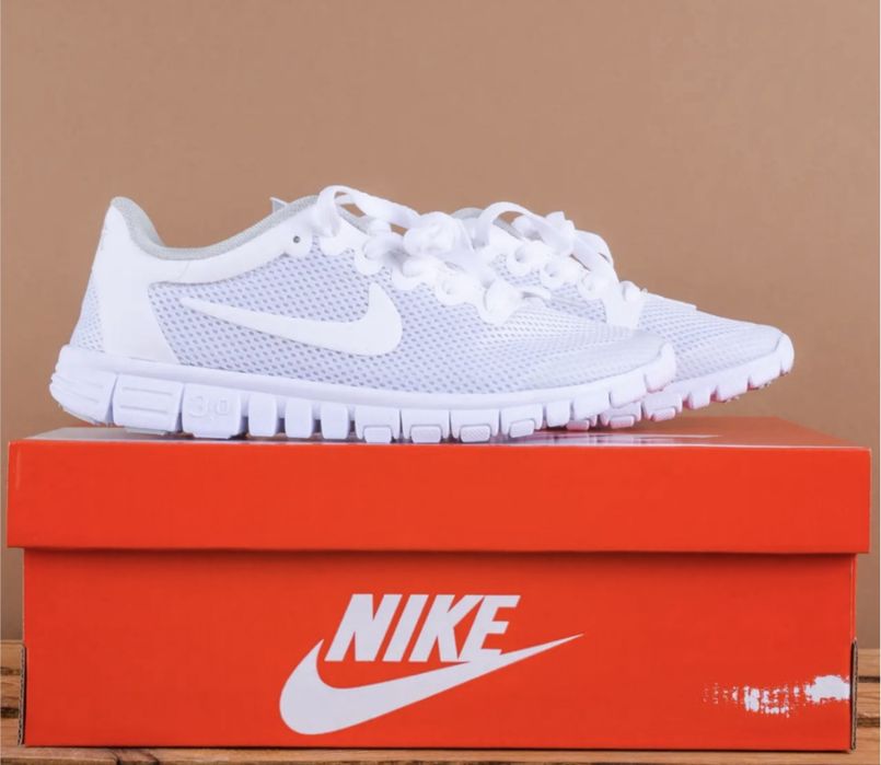 Продам літні в сіточку білі жіночі кросівки nike free 3.0