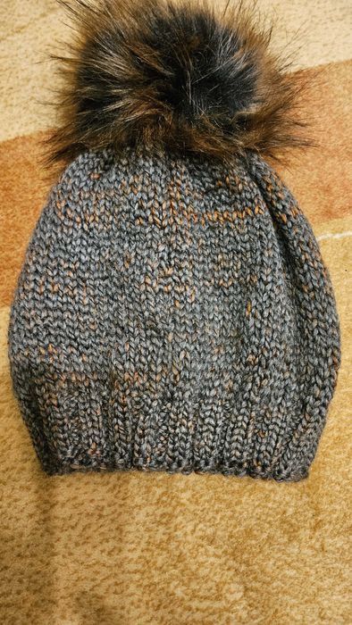 wełniana czapka z pomponem