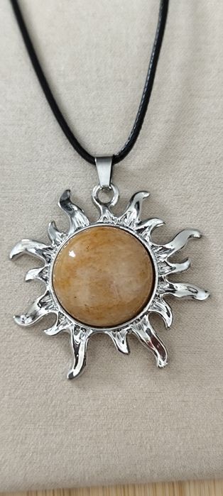 Colar com Sol e Pedra no centro