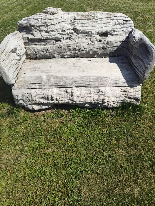 Dois bancos de jardim antigos a condizer