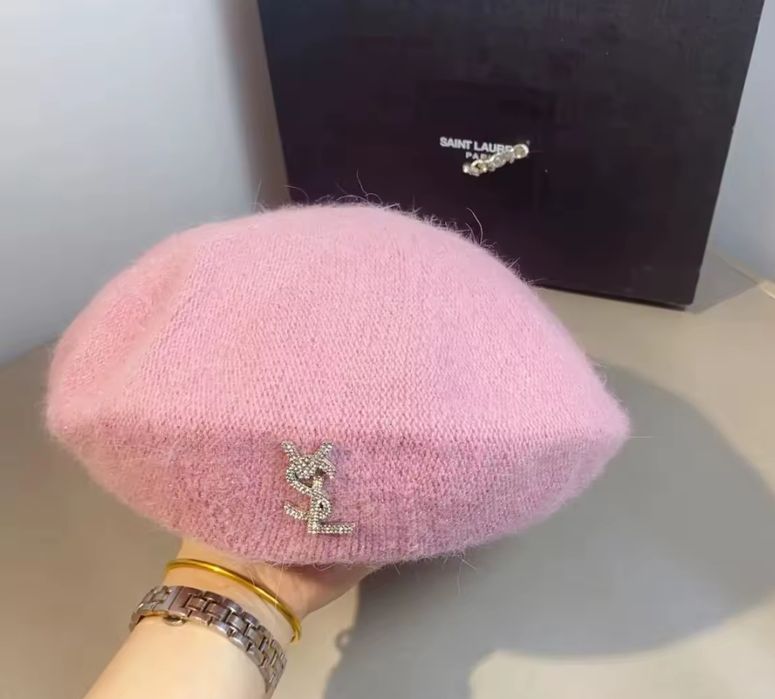 Nowa czapka Moschino