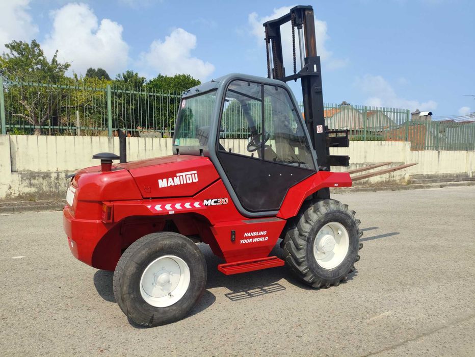 Manitou 3T , motor Perkins, Garfos longos.