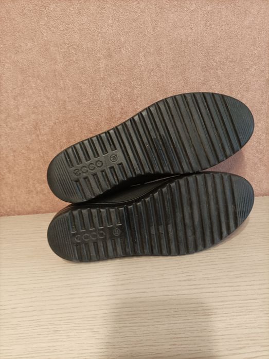 Продам женские демисезонные ботинки Ecco