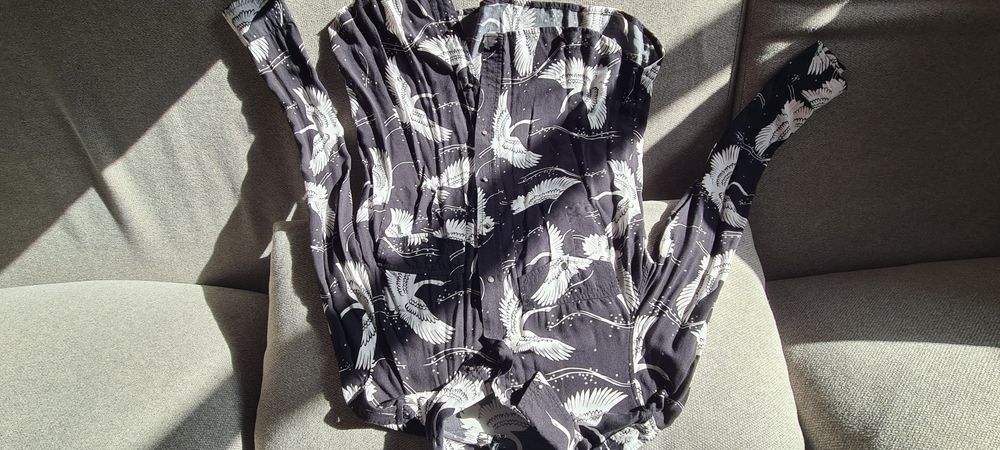 Camisa preta com pombas brancas