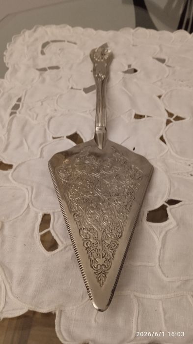 Espátula  prateada com serrilha
