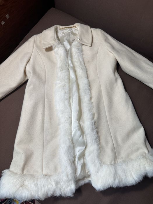 Пальто оздобленно натуральним хутром