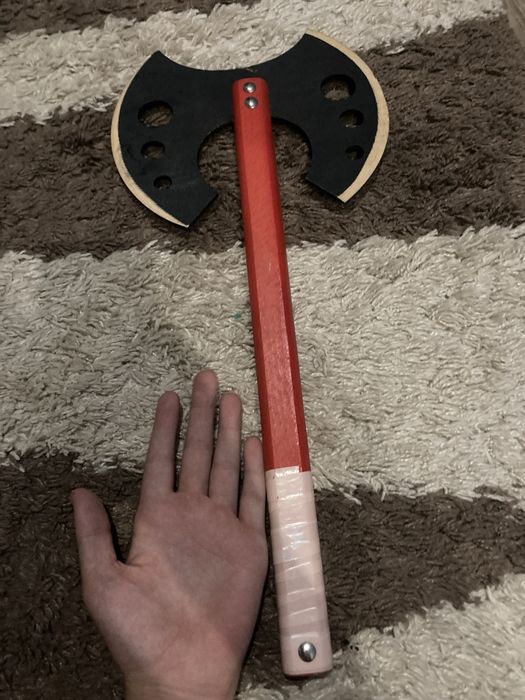 іграшковий топор з дерева