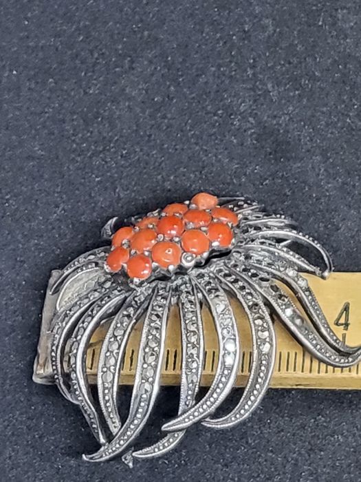 Брошь серебро, коралл