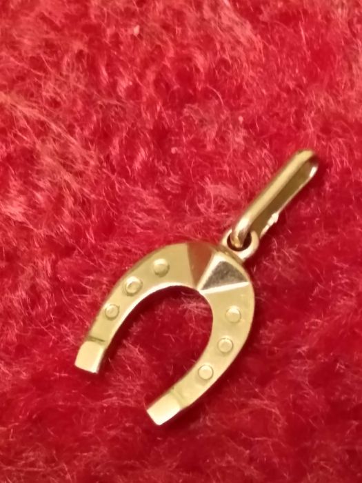 Zlota podkowa zawieszka