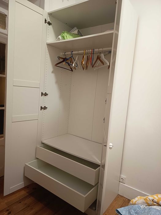 Vendo um excelente roupeiro como novo.