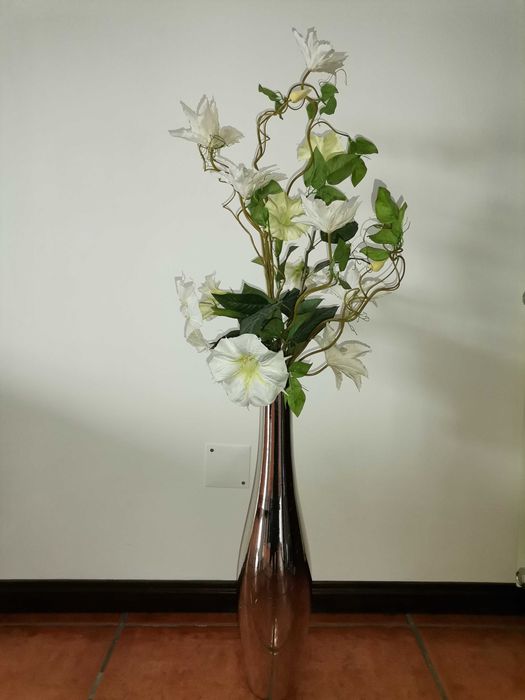 Jarra cerâmica com flores artificiais