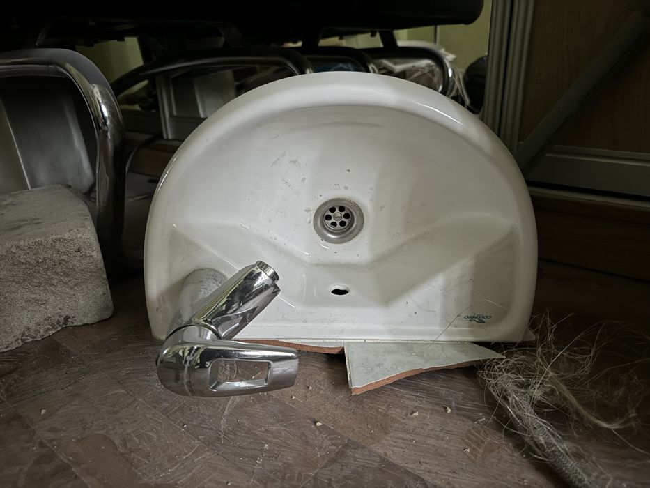 Дзеркало настінне, рукомийник, підставка для педикюру