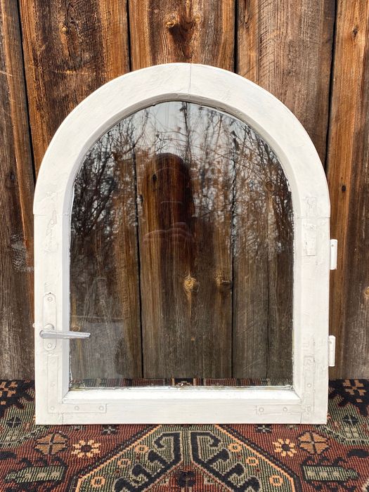 Stare drewniane okno łukowe