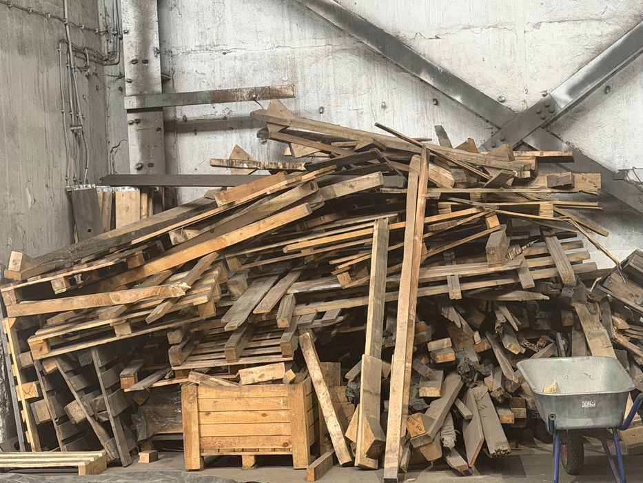 Suche drewno opałowe w Big Bagach – przekładki, palety, ścinki – odbiór osobisty