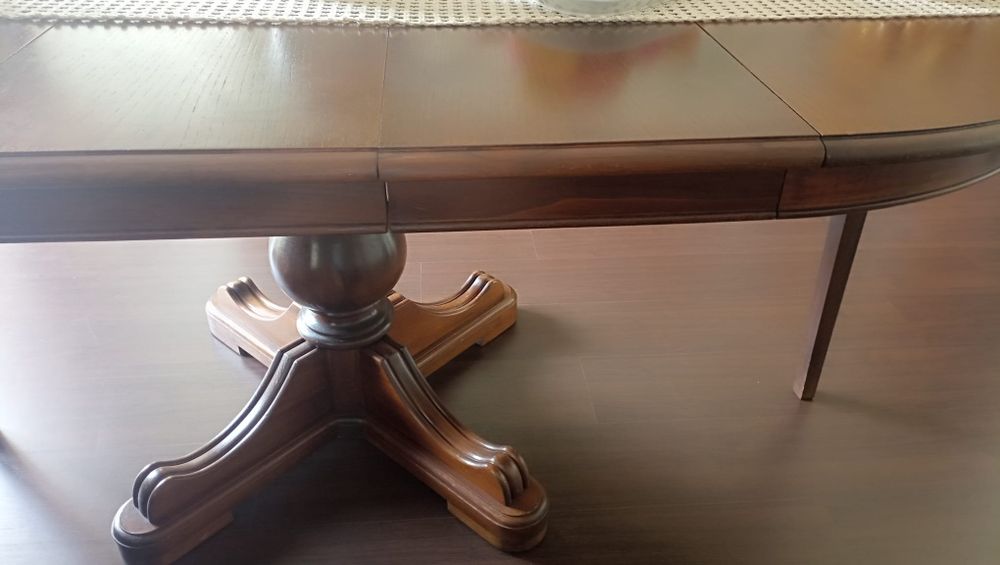 Mesa extensível e cadeiras com tampo em pele