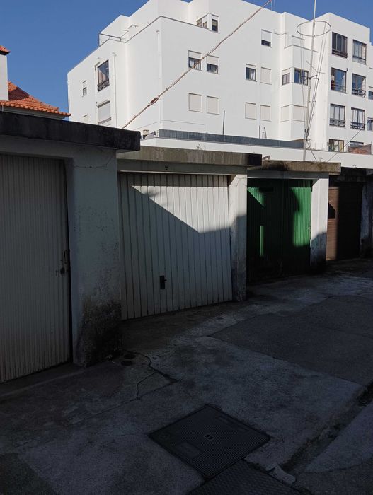 Garagem fechada na Meadela