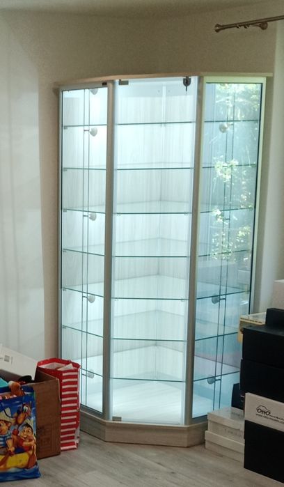 Gablota ekspozycyjna narożna