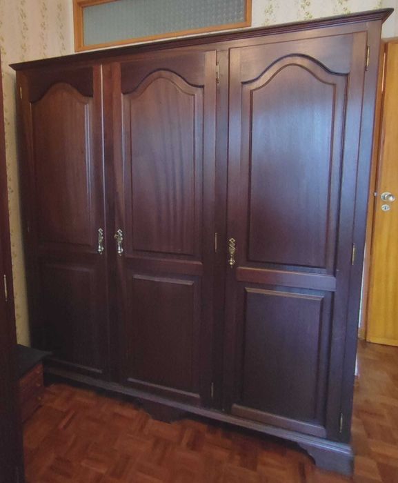 Mobilia de quarto casal em madeira com estrado