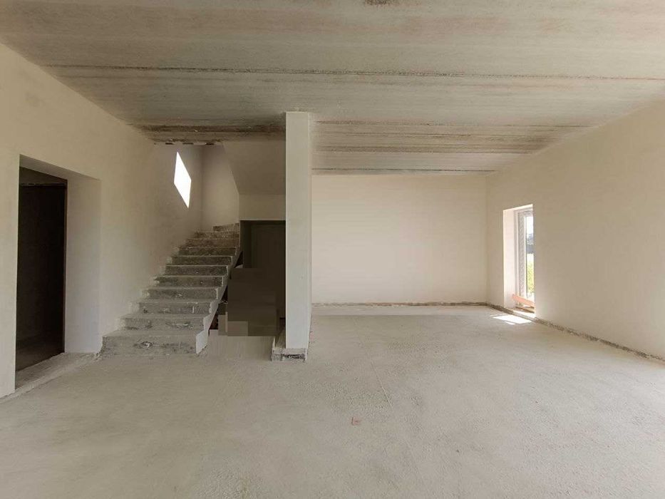 Продається особняк з прямокутною ділянкою, всі комунікації міські.