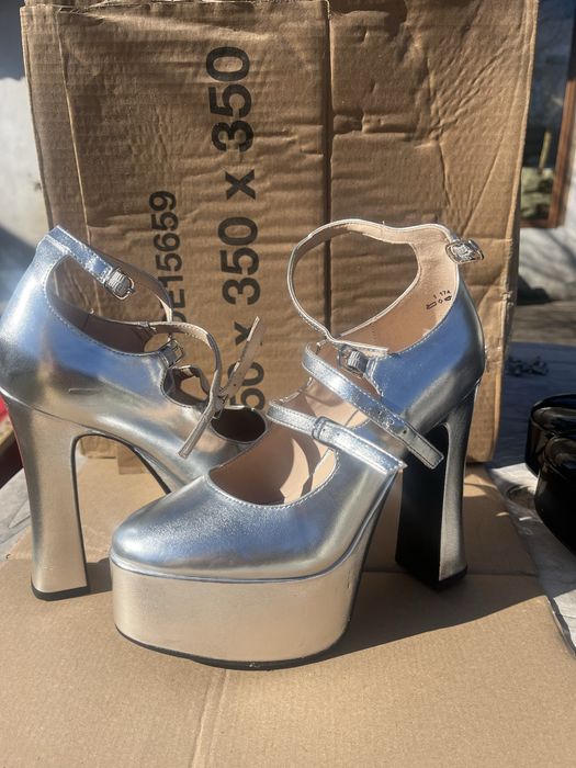 Взуття нове на стійкому високому каблуці