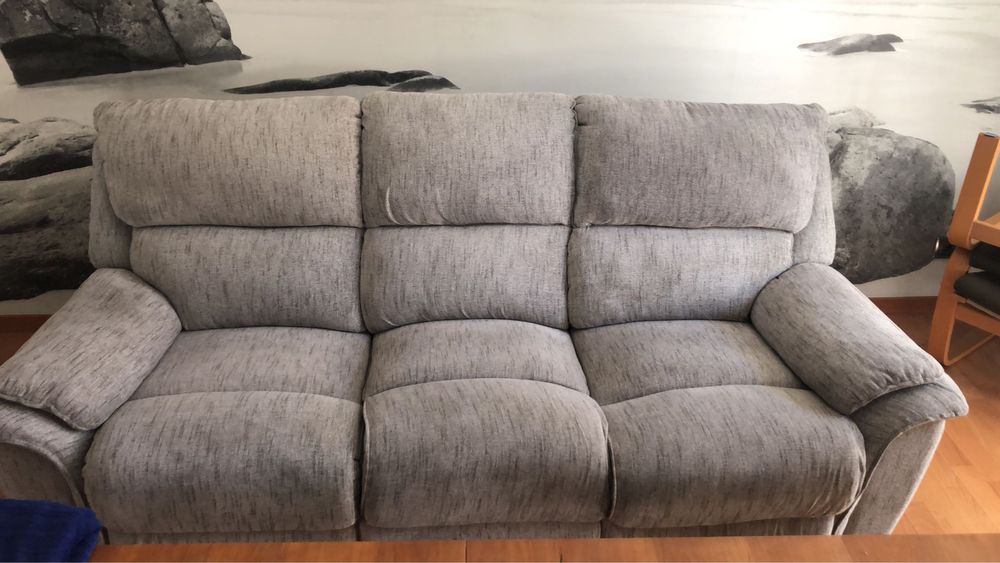 Sofá 3 lugares com apoio de pernas