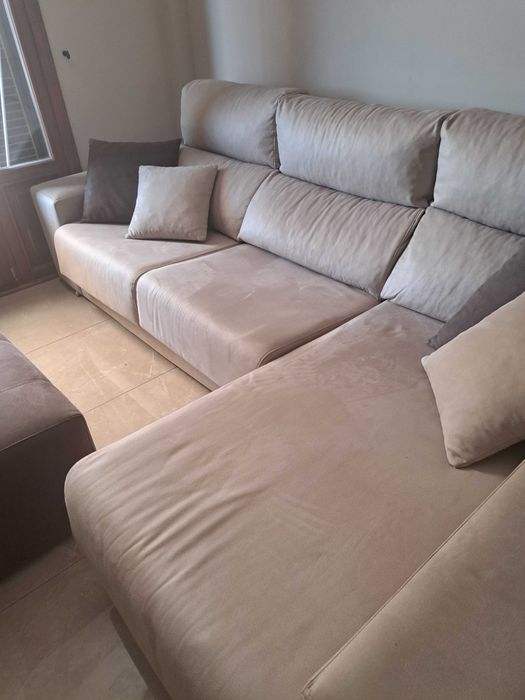 Sofa com dois puffs e arrumação