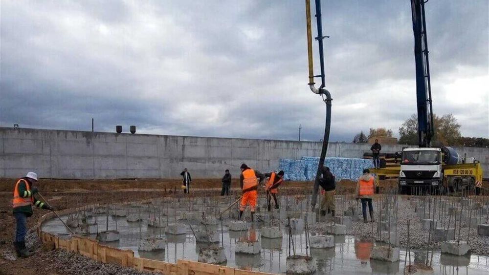 Будівельна бригада зі спецтехнікою