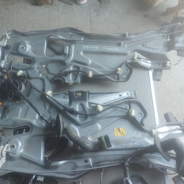 Рено Лагуна1 95года. задние электростеклоподъемники.