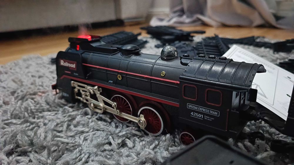 Klasyczna kolejka retro z efektem dymu na akumulator , pociąg