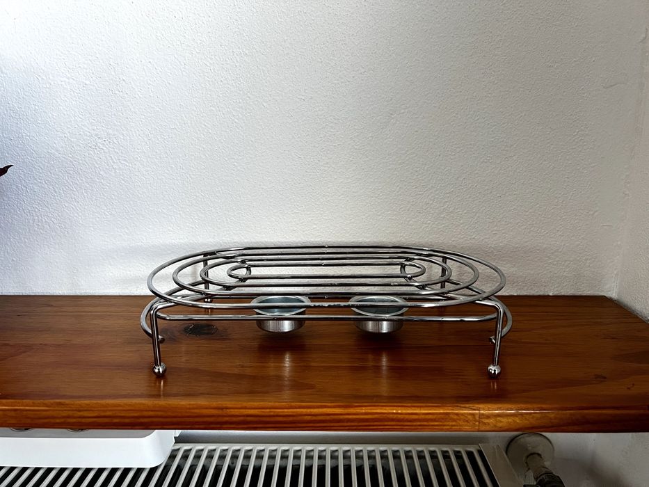 Base de pratos, aquecida por velas pequenas