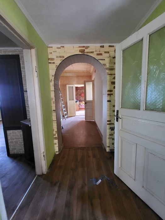 Добротний будинок з ділянкою 10 соток