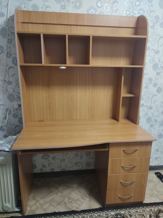 Продам письмовий,комп'ютерний стіл