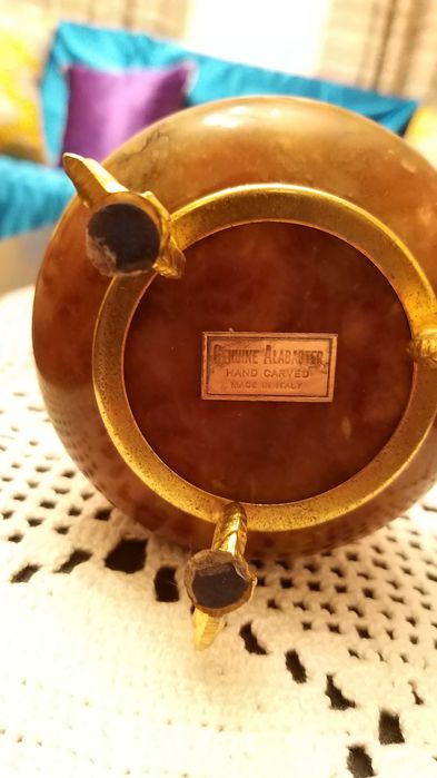 guarda joias italiano em alabastro com armação dourada