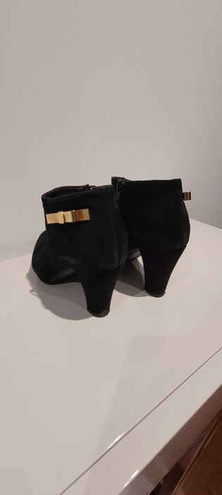 Botins de senhora elegantes e bonitos