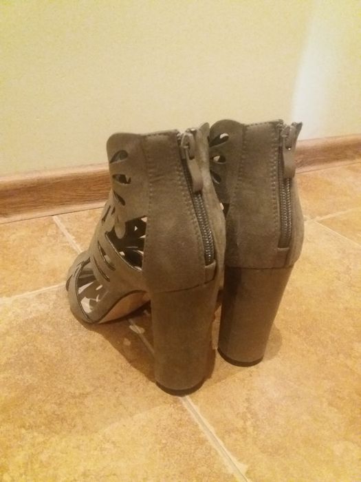 Nowe sandały damskie na wysokim obcasie 37