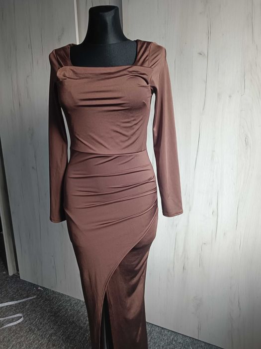 Elegancka sukienka z rozcięciem