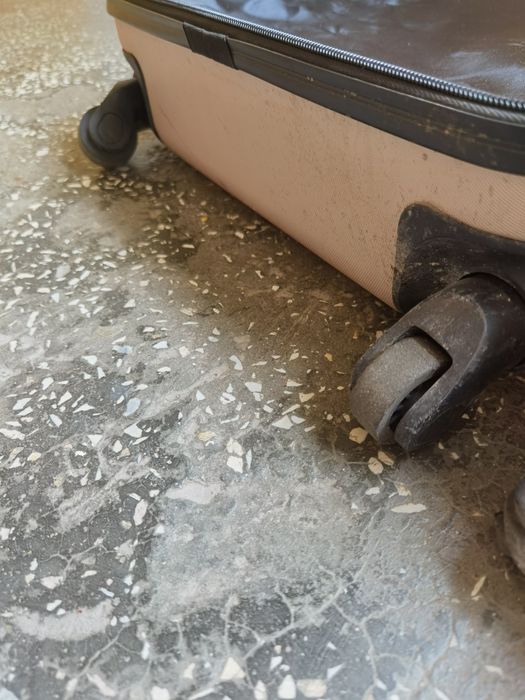 duża walizka rozsuwana rączka