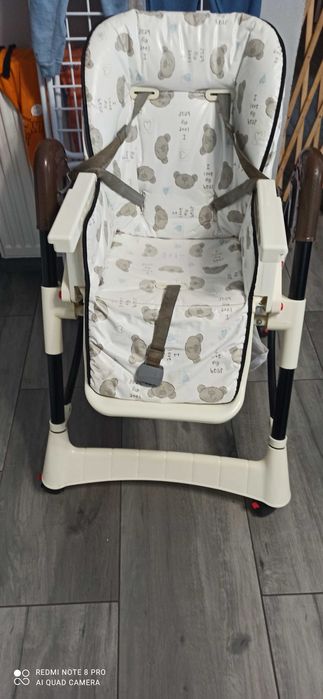 Fotelik do karmienia dziecka.