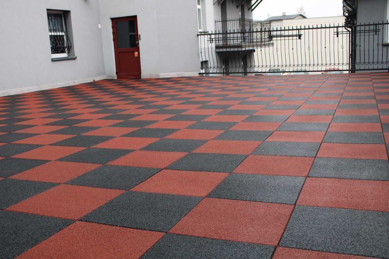 Podłoga gumowa na taras. Antypoślizgowa, amortyzująca podłoga z gumy