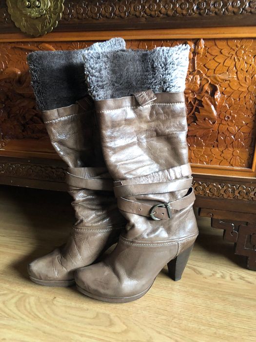 Botas castanhas com pêlo