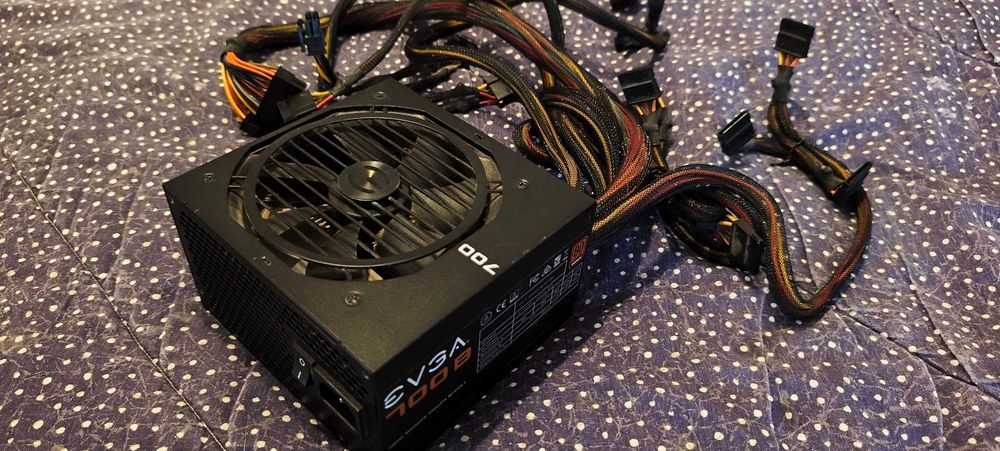 Fonte de alimentação EVGA 700B 80+ Bronze