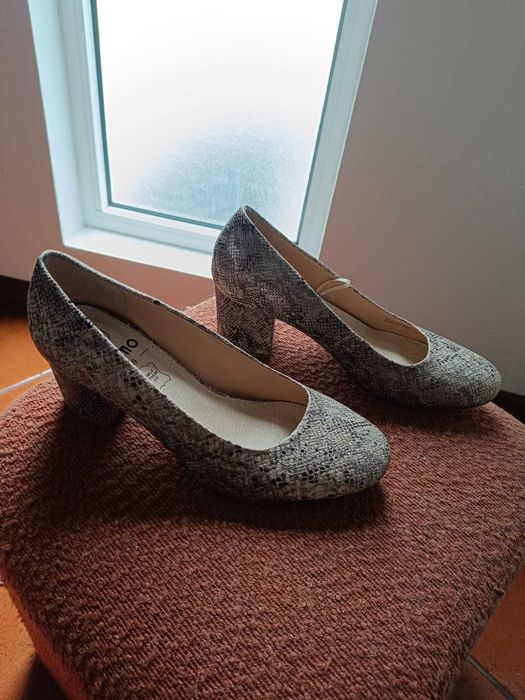 Sapatos e botas como novos