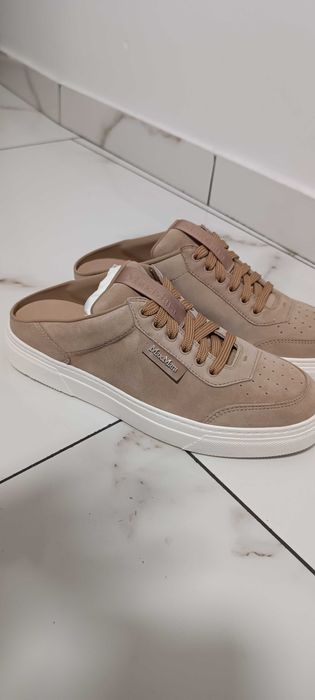 Продам кроссовки Max Mara