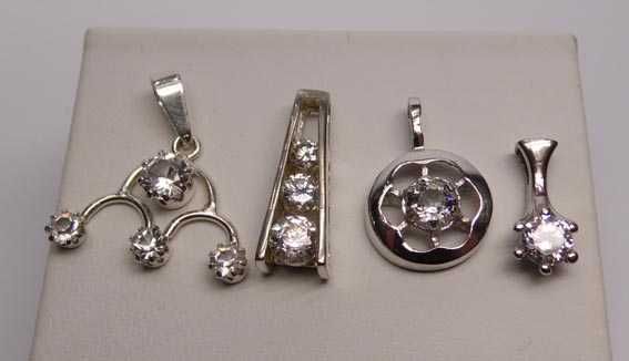 Kpl. srebrnych zawieszek z cyrkoniami 4 szt. każda inna.
