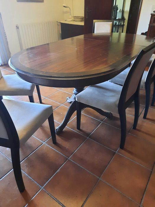 Mesa de jantar em mogno