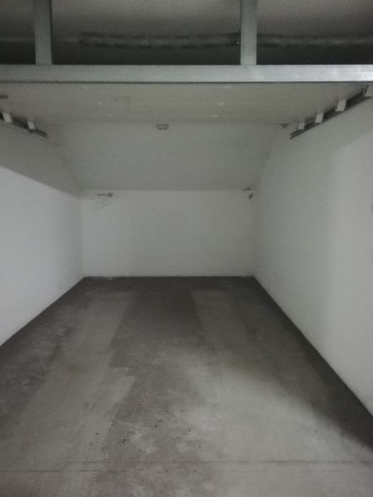 Vendo 2 garagens box fechadas independentes, com cerca de 15 m² cada (30 m² no total), localizadas em Riba de Ave, Vila Nova de Famalicão.