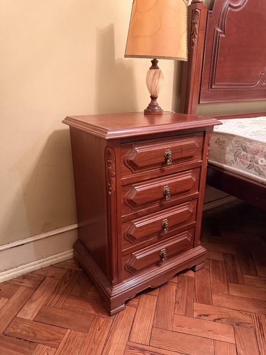 Conjunto de Móveis de Quarto em Madeira Maciça