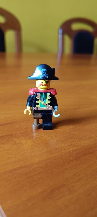 Figurka Lego lata 80 Kapitan czerwona broda.
