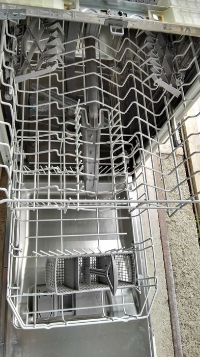 Wąska zmywarka do naczyń marki WHIRLPOOL, szeroka na 45 cm