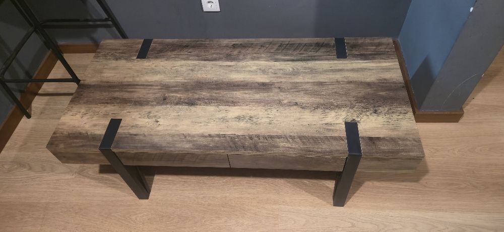 Mesa de centro com gavetas